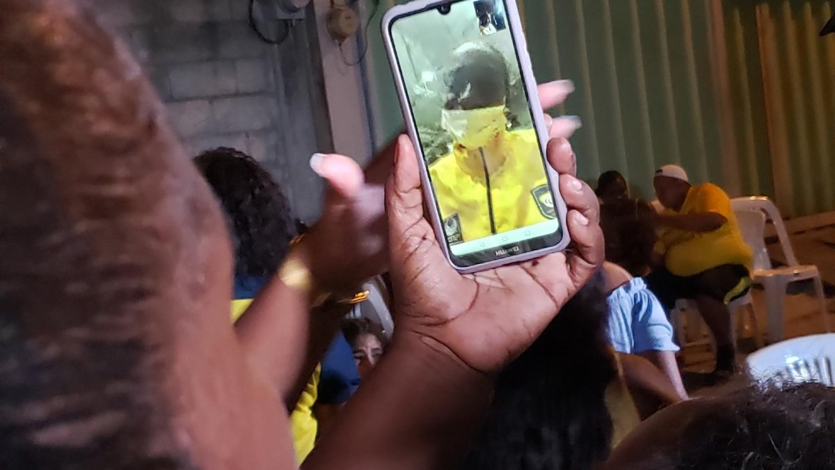 Narcisa España la madre de Kiara Rodríguez en la videollamada con su hija.