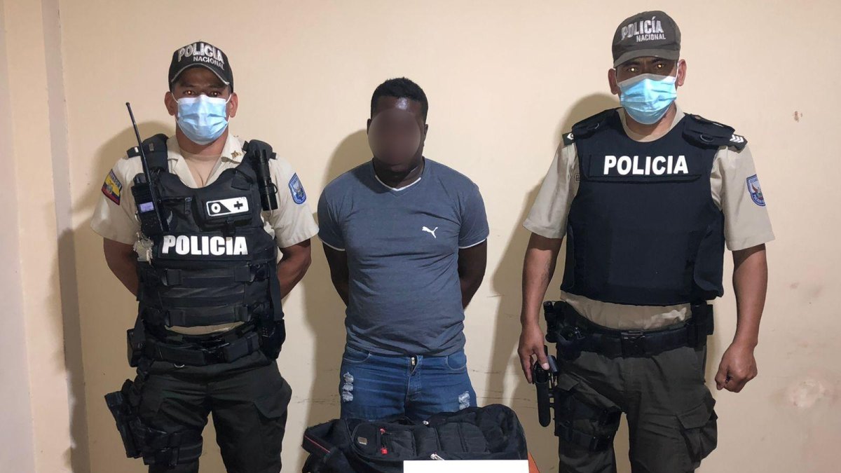 El sujeto estaba en poder de un revólver. Además tenía un arma blanca.