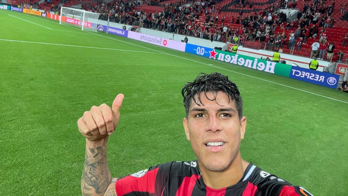 Piero Hincapié se mostró satisfecho, tras su debut con el Bayer Leverkusen, en la UEFA Europa League.