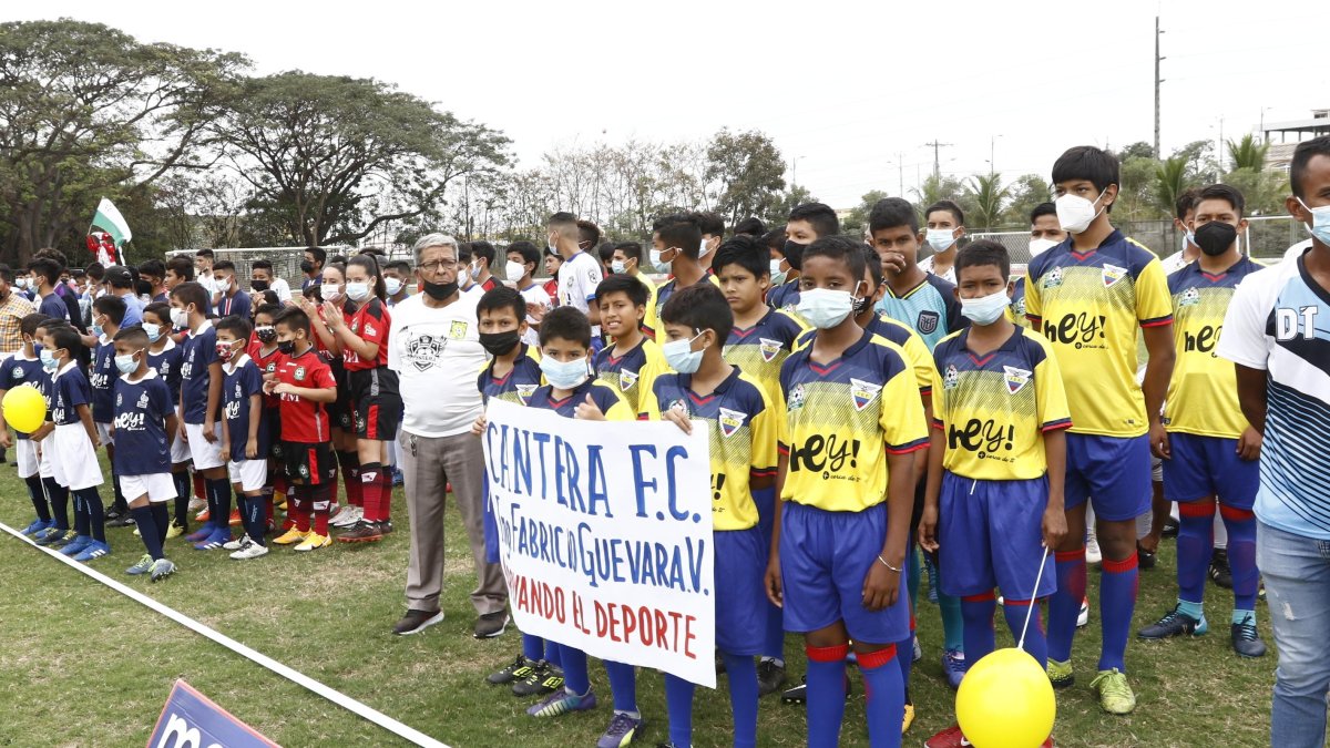 Varios de los equipos que participan en la cancha de la Unemi de Milagro.