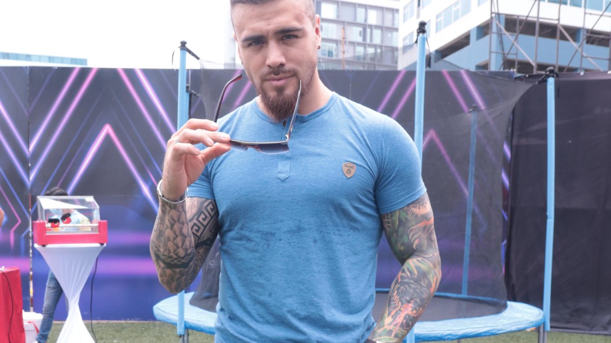 Encontró el amor en una colombiana que vive en Quito. Dice que ella no es conocida en la farándula y que van bien en la relación.