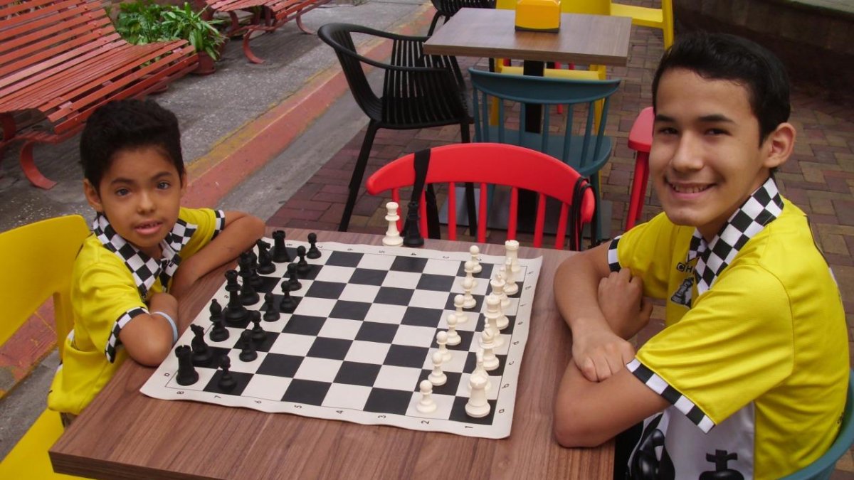 Los hermanos Samuel y Fernando Arce Navas participan en torneos interescolares y profesionales, además juegan partidas en los centros comerciales, donde buscan contagiar su amor por este deporte.