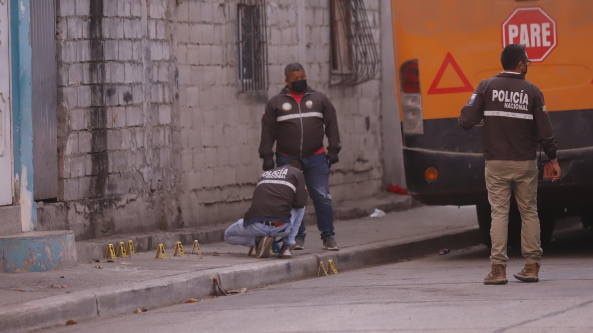 En el sitio se encontró 10 indicios balísticos. Las víctimas no serían de aquel sector, según indicó un agente policial.