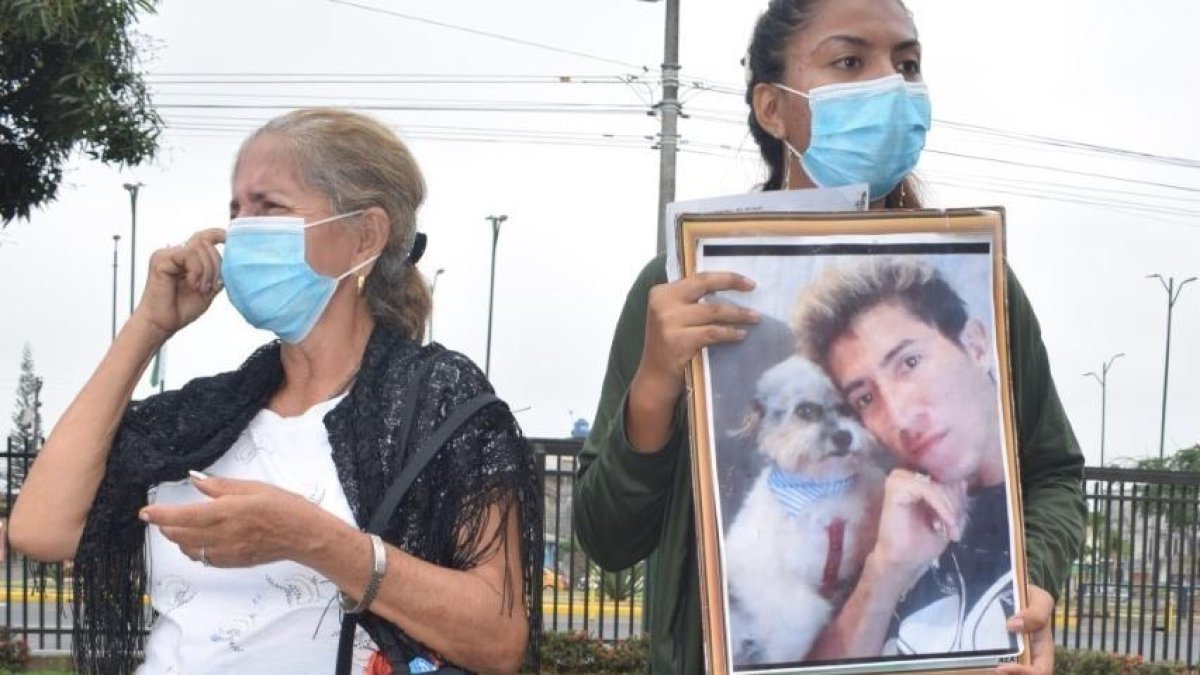 Yadira muestra la foto de su ñaño en una protesta que hicieron pidiendo justicia.