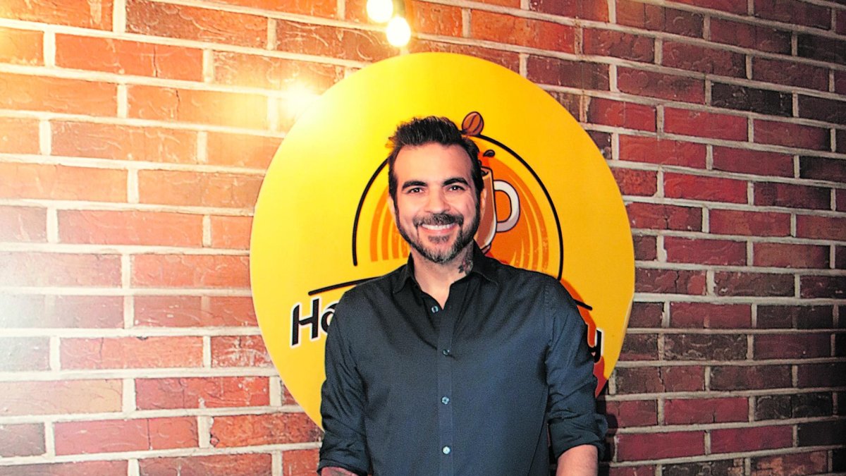 Estudia Comunicación en la UIDE. Toca guitarra con un grupo de raperos, A2H & Los Cuervos.