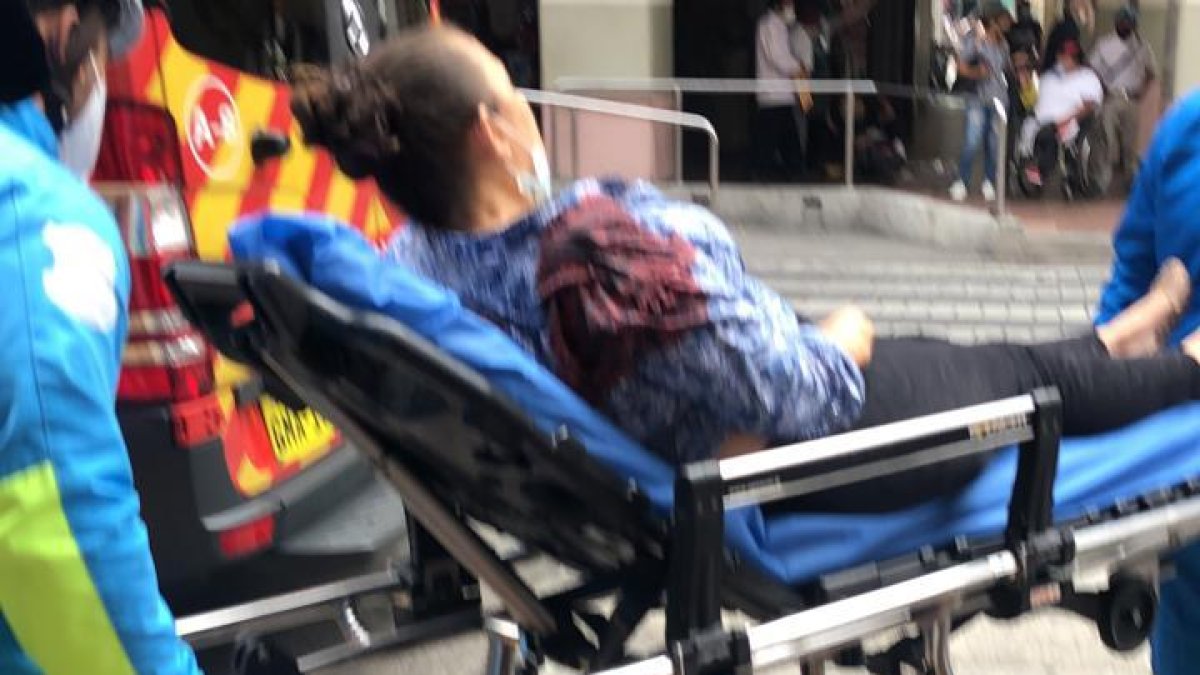La herida fue embarcada en una ambulancia y llevada a un hospital.