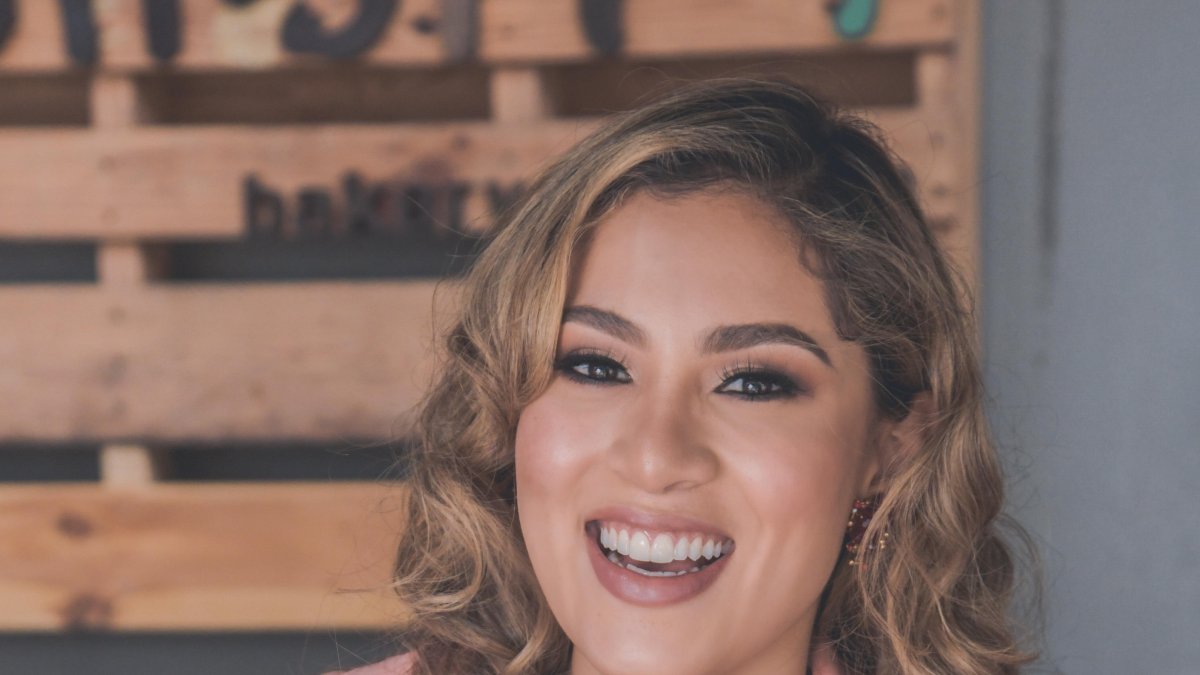 Le gusta usar el pelo rubio