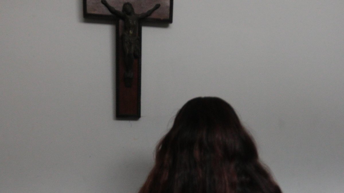 Según la víctima, sus agresores la golpearon y abusaron sexualmente de ella sin parar.