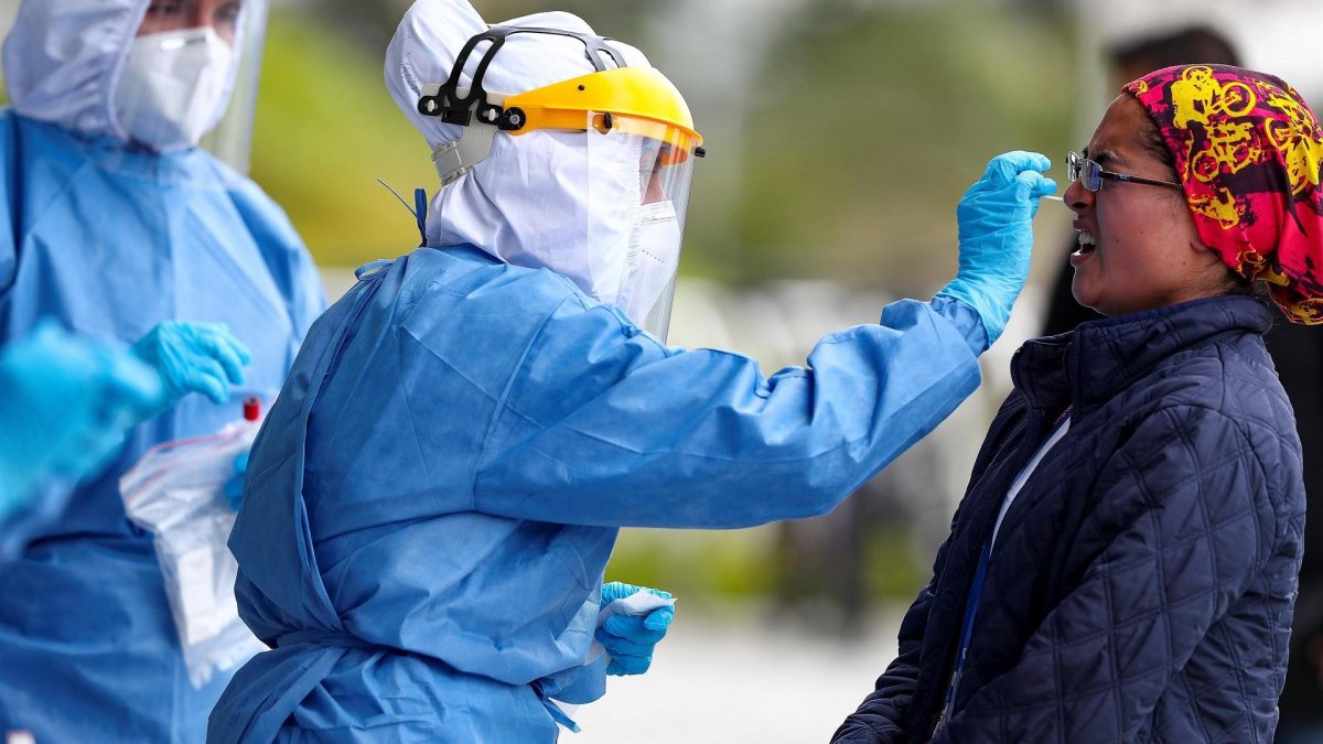 Una persona se somete a una prueba para detectar la covid-19 en Quito