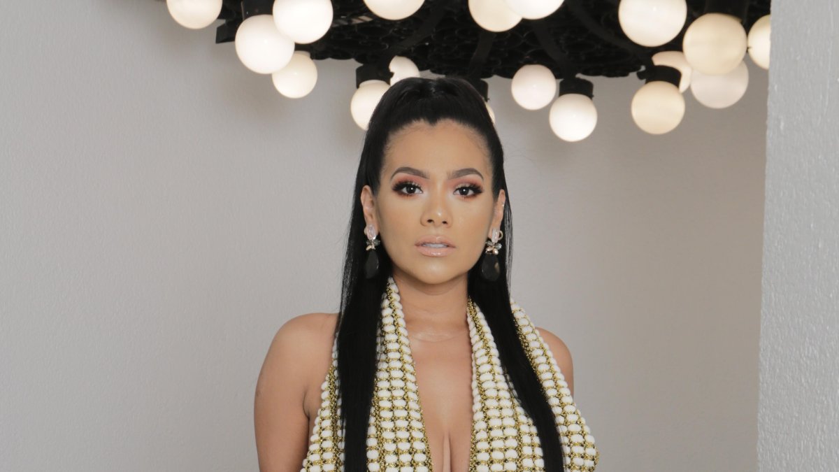 Es una cantante, actriz y presentadora de televisión ecuatoriana, conocida por formar parte del grupo musical femenino Kandela & Son.