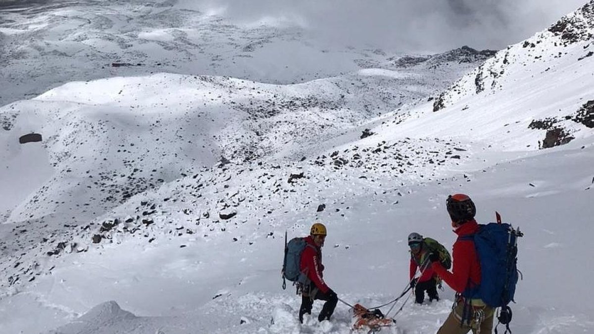 La caída de lluvia, nieve y granizo implica un riesgo para los rescatistas.