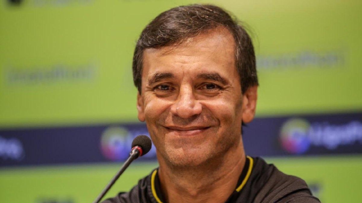 Fabián Bustos, DT del Barcelona intentará clasificar a los canarios a la Copa Libertadores 2022.