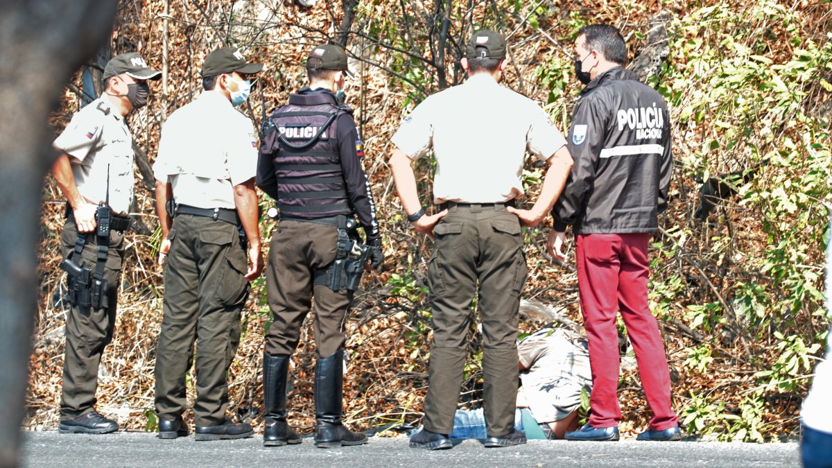 El cuerpo quedó tendido en las faldas de un cerro del oeste de Guayaquil.