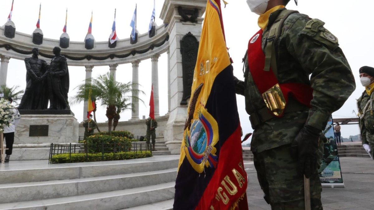 Los militares rindieron tributo al Escudo Nacional en una ceremonia cívica realizada en el hemiciclo de La Rotonda.