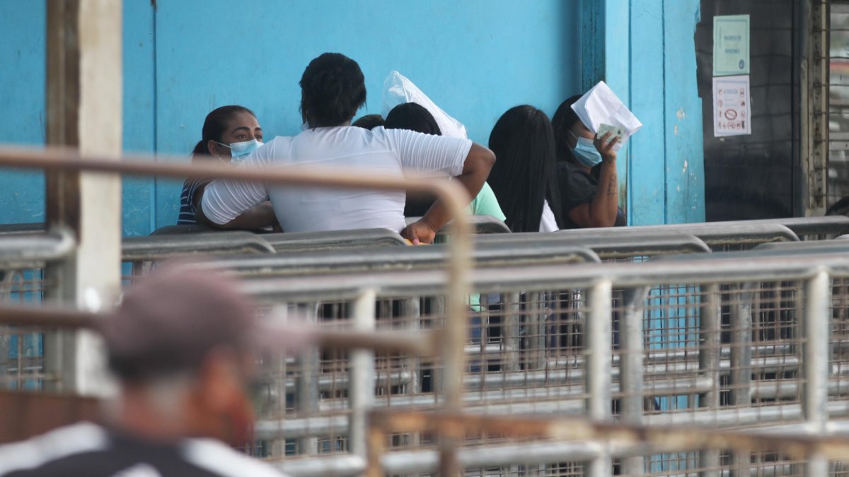 Desde la masacre del 28 de septiembre se ven pocas mujeres  ingresando a visitar a sus esposos. Hay restricciones.