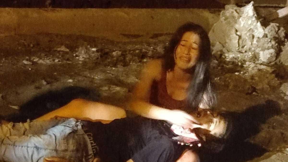 Aferrada al cuerpo de su vástago, la señora le pedía que se levante.