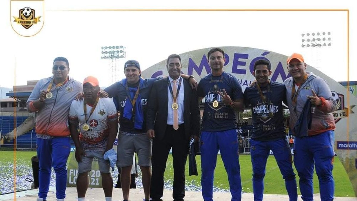 Nelson Tapia (centro y de terno) logró subir al Libertad de Loja a la serie B.