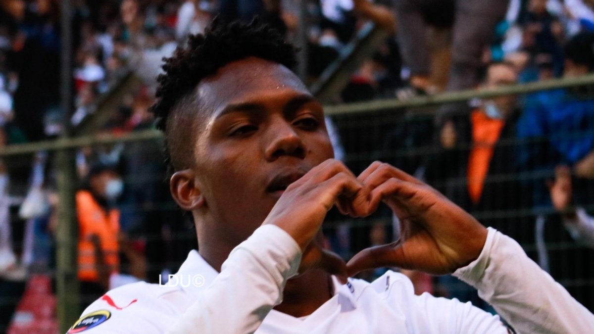 Djorkaeff Reasco la esperanza de gol y fútbol de los Albos.