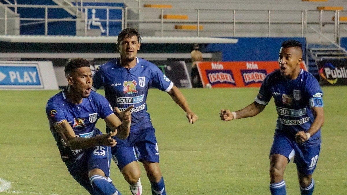 Todo es alegría en 9 de Octubre, aquí el festejo del gol de Lucas.