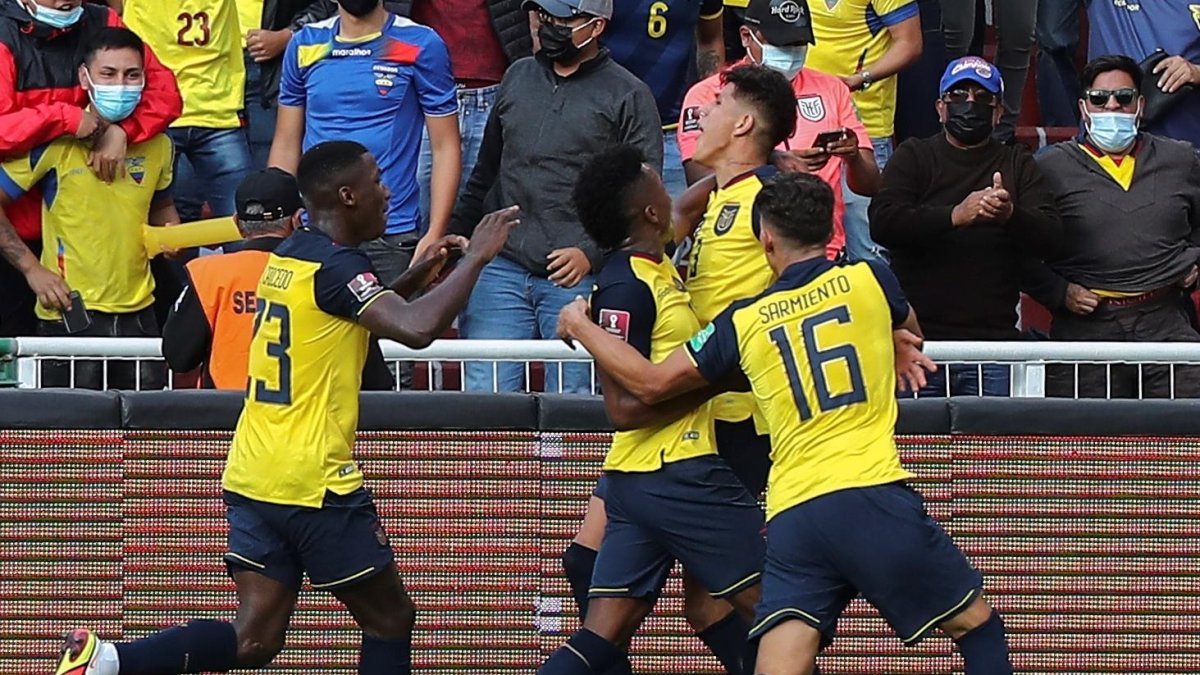 Jugadores de Ecuador celebran un gol de Piero Hincapie.
