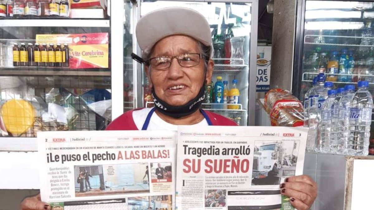 Doña Eva sostiene feliz las páginas que le revelaron su premio, una 'gamba'.