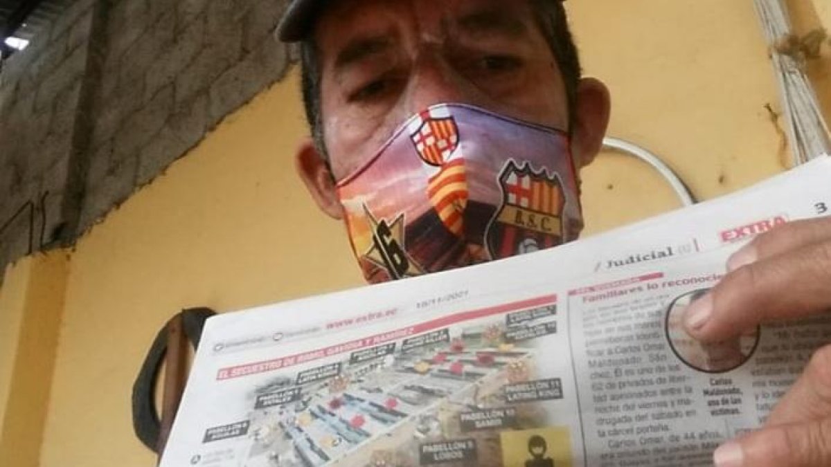 Con todo y varicela, a Enrique le ‘pican los dedos’ para desprender las páginas 2-3 y volver a ganar otro billetito.