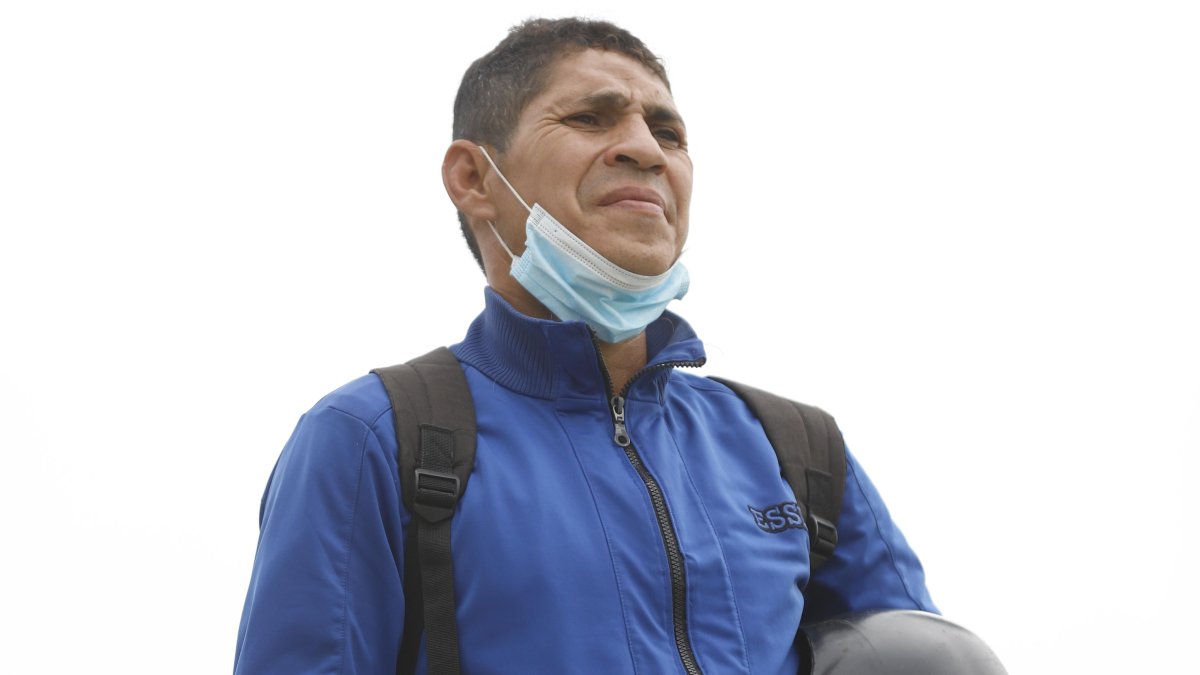 El profesor Jhonny Morales viendo a su hijo en el estadio de Valdez.