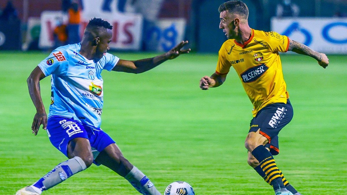 Damián Díaz jugando ante Macará en Ambato.