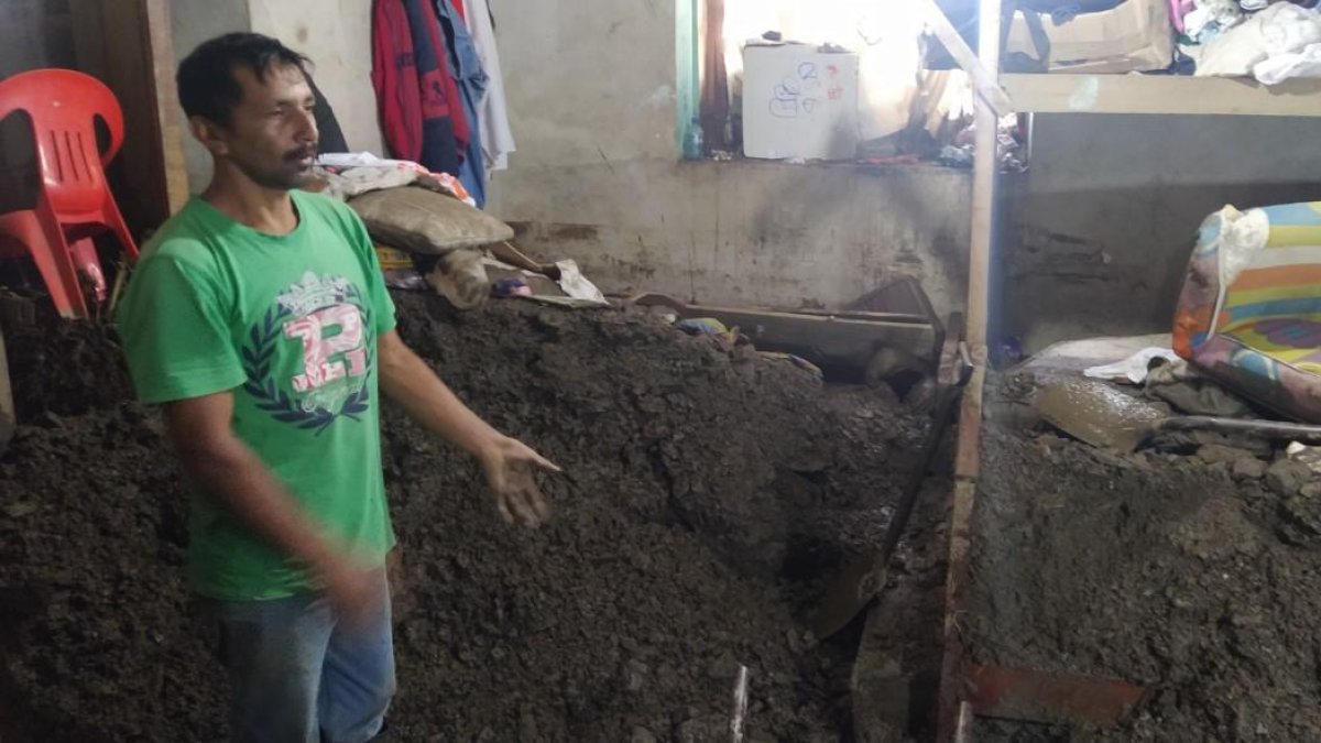 Carlos Cabrera, un morador afectado por el derrumbe de esta madrugada enseña como quedó el interior de su vivienda.