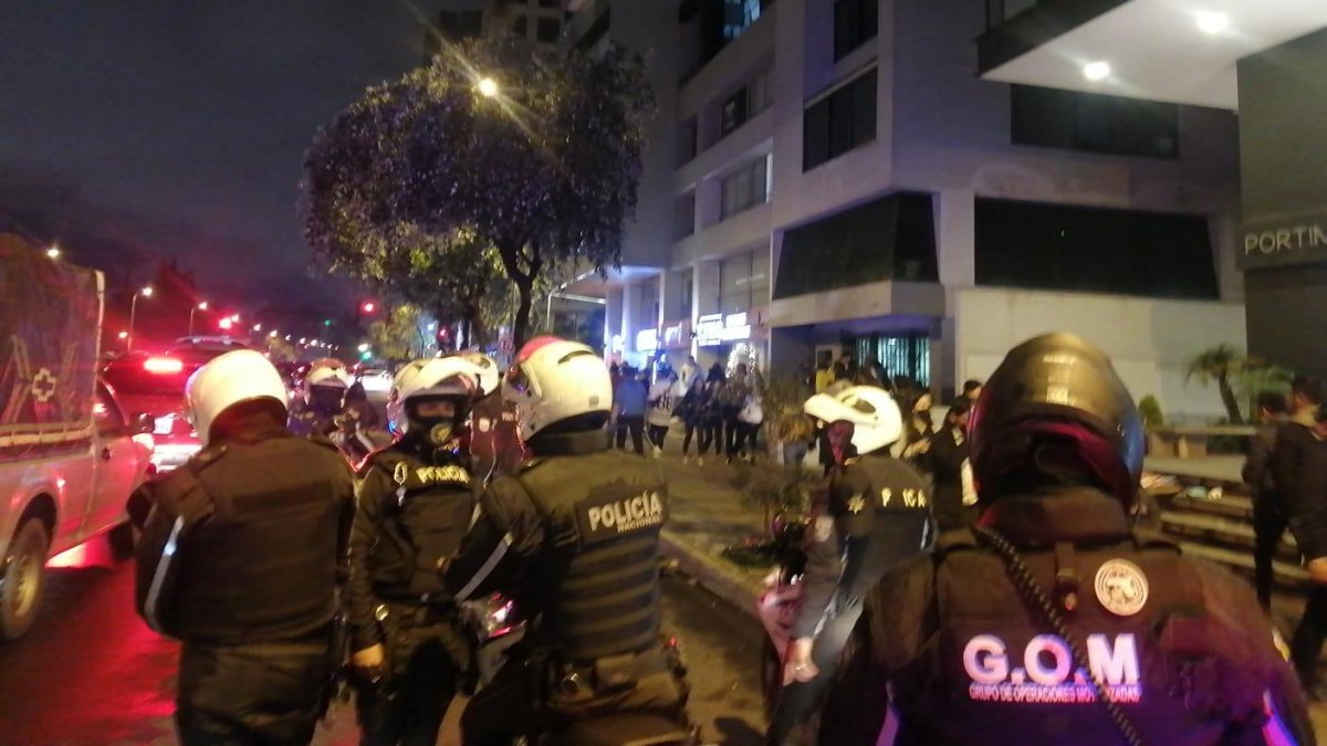 La Policía despejaba las aglomeraciones que se formaron en la avenida.