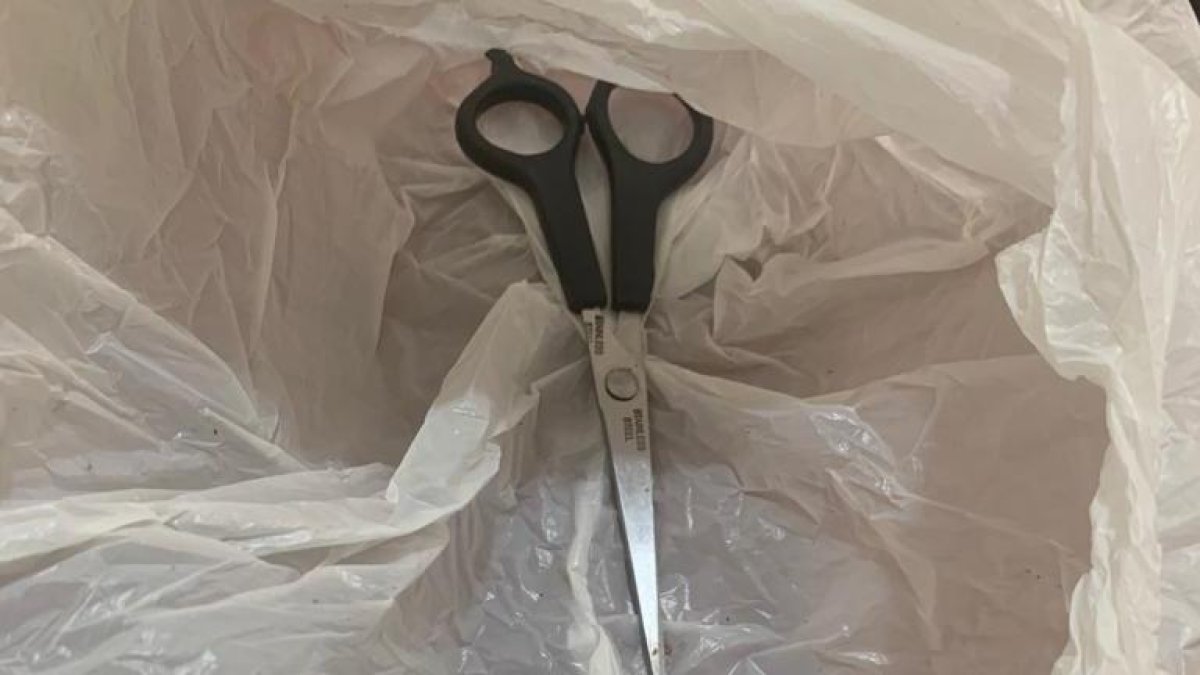 La tijera con la que presuntamente atacaron a Kevin Patiño López.