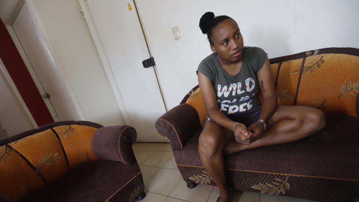 Érika Vásquez en su casa de Socio Vivienda 2, espera que alguien le dé la mano.