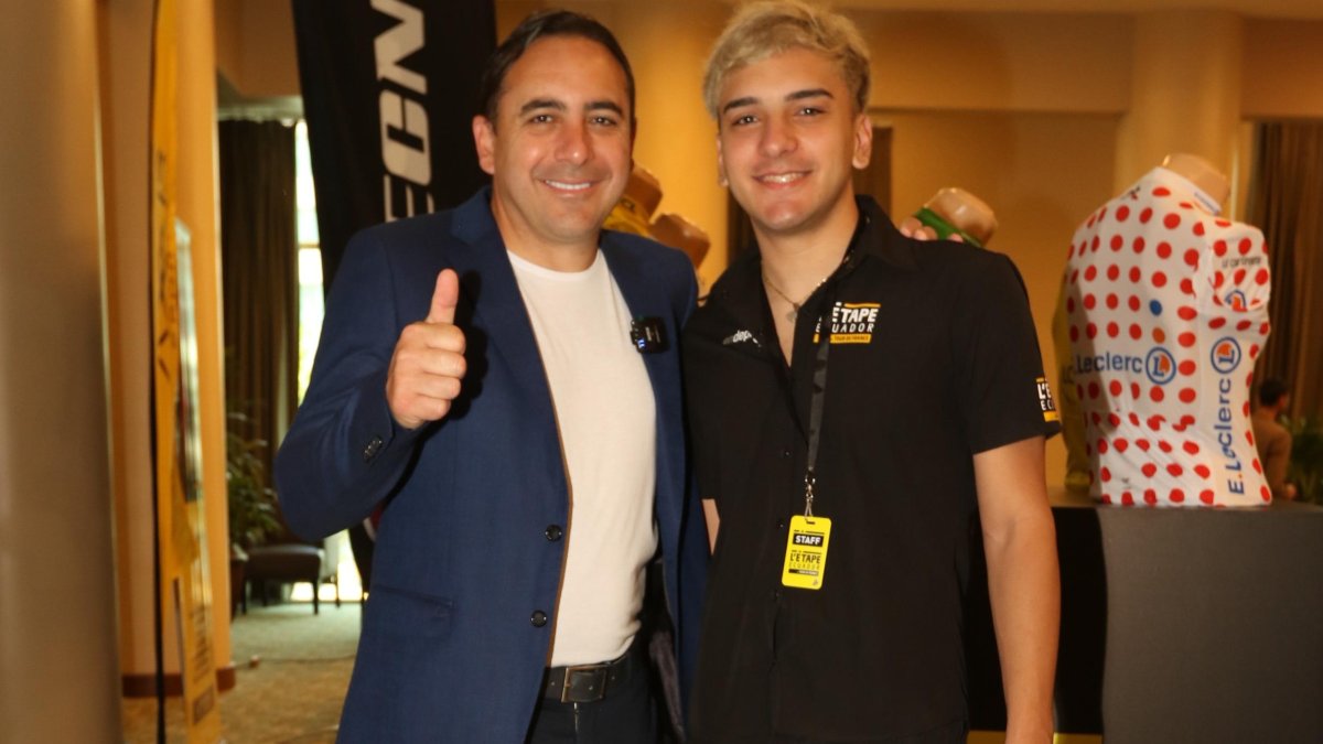 Mario Sabato, la famosa voz del ciclismo de la cadena ESPN estuvo en Ecuador junto a su hijo Rodrigo.