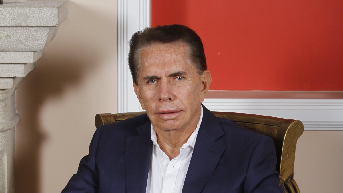 Alfonso Espinoza de los Monteros,​​ posee el Récord Guinness como 