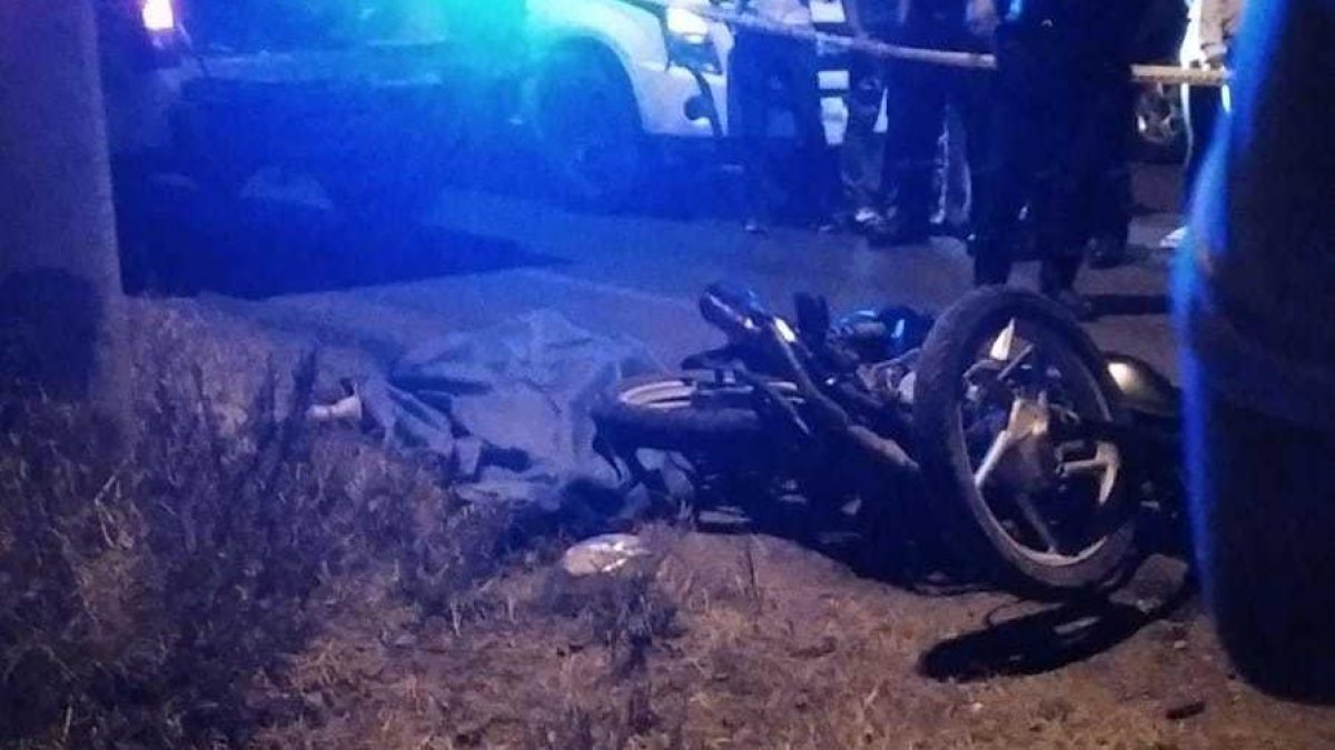 La motocicleta quedó virada y a un lado el cuerpo.