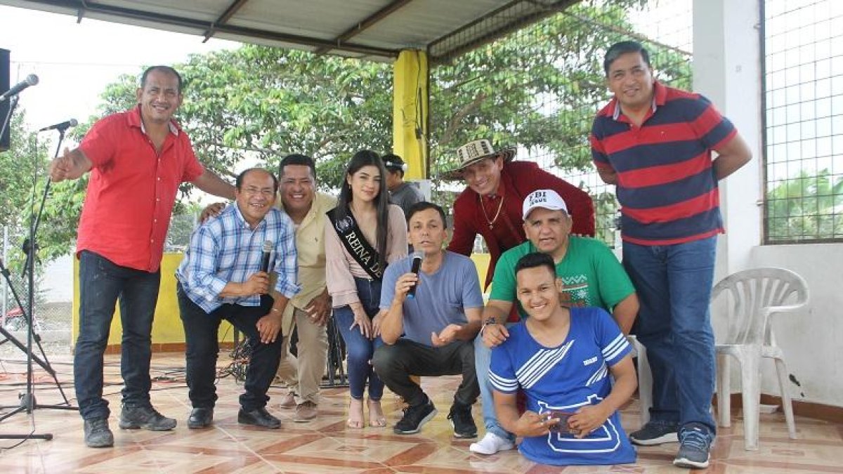 Bonafont (c) rodeado de colegas periodistas y amigos en un acto fuera de Guayaquil.