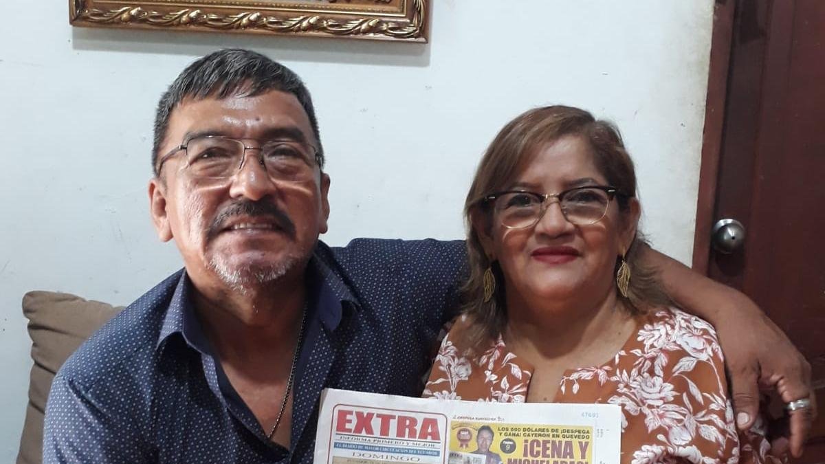 Mirna y su esposo Carlos, quien le ayudó a despegar las páginas.