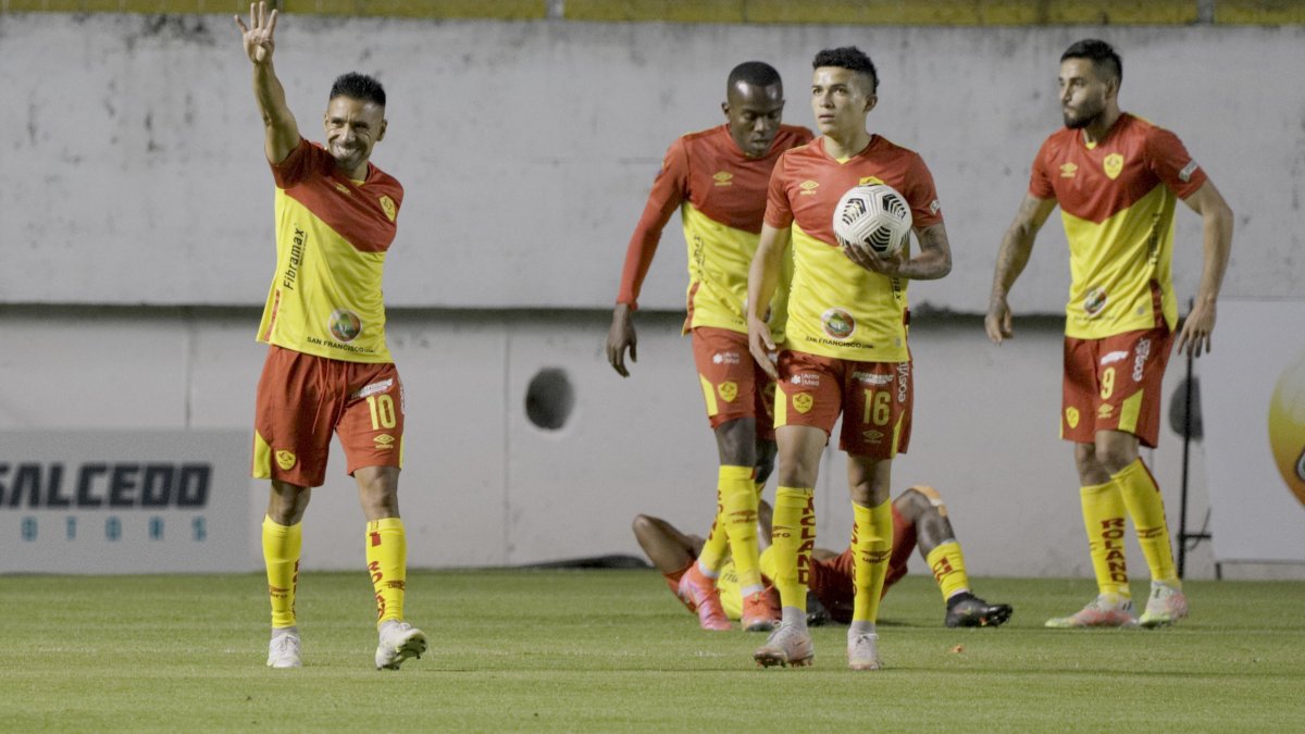 El argentino Víctor Figueroa (i) seguirá como el generador de fútbol del conjunto oriental durante 2022.