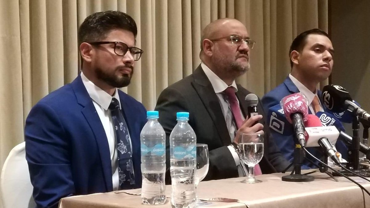 El fiscal Juan Carlos Izquierdo, invetigado por la muerte de su expareja, aparece junto a su abogado Julio César Cueva, en  una rueda de prensa en Guayaquil, este 30 de diciembre.