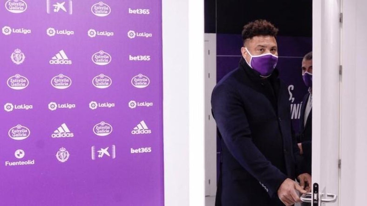 Se confirma que Ronaldo tiene síntomas leves de la enfermedad.