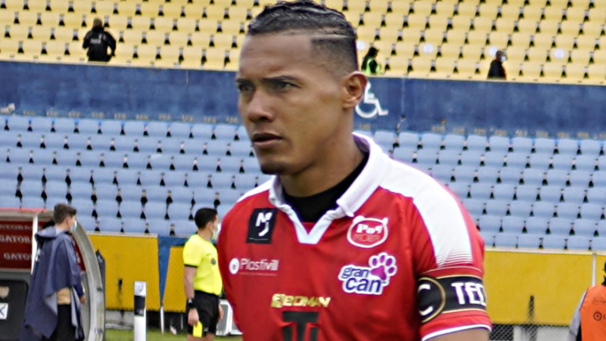 El cuadro azul, anunció vía Twitter la contratación del defensa central.