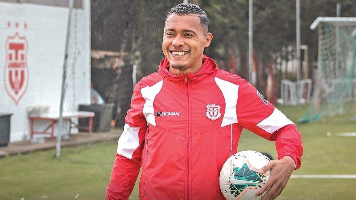 Eddie Guevara firmó contrato con Emelec por una temporada.