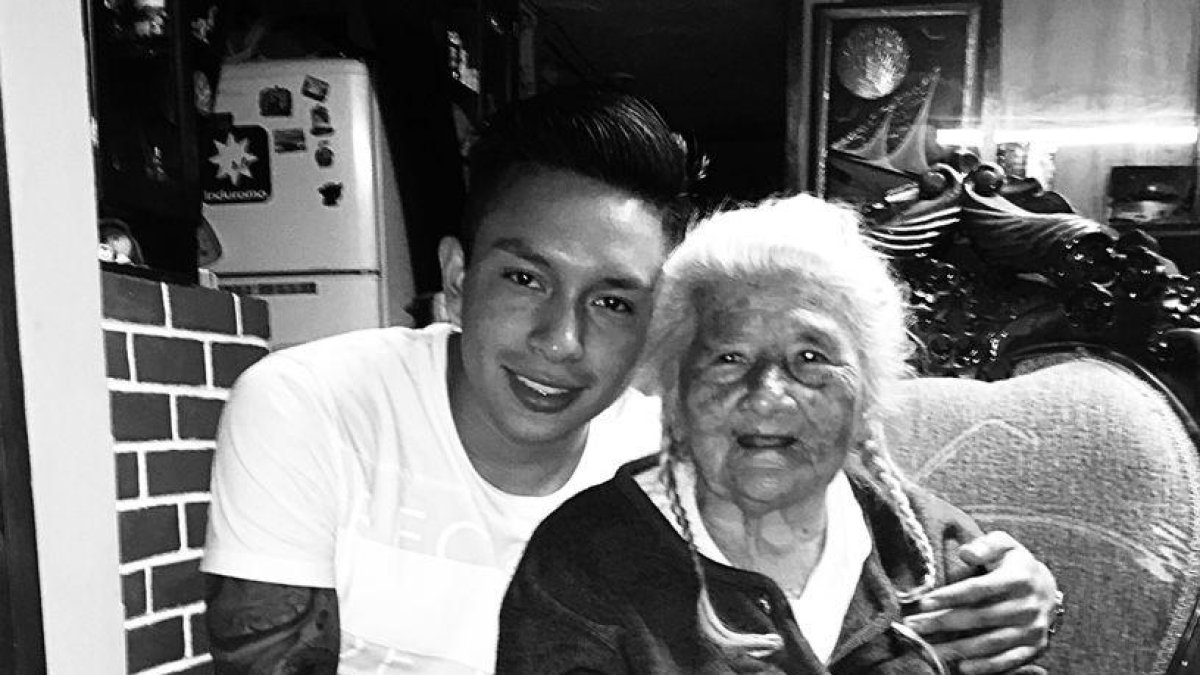 Cristian Ramírez junto a s abuela, que le decía mi Tata, fue quien lo crio, ella falleció el 17 de abril de 2015.