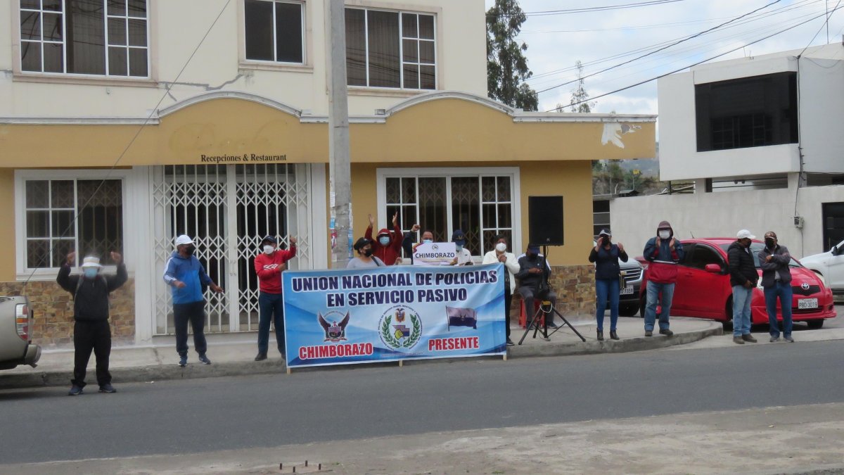 El policía Santiago Olmedo recibió apoyo, antes de que lo condenen a 3 años y cuatro meses de cárcel por abatir a dos hombres que amenazaron con un arma a un ciudadano.