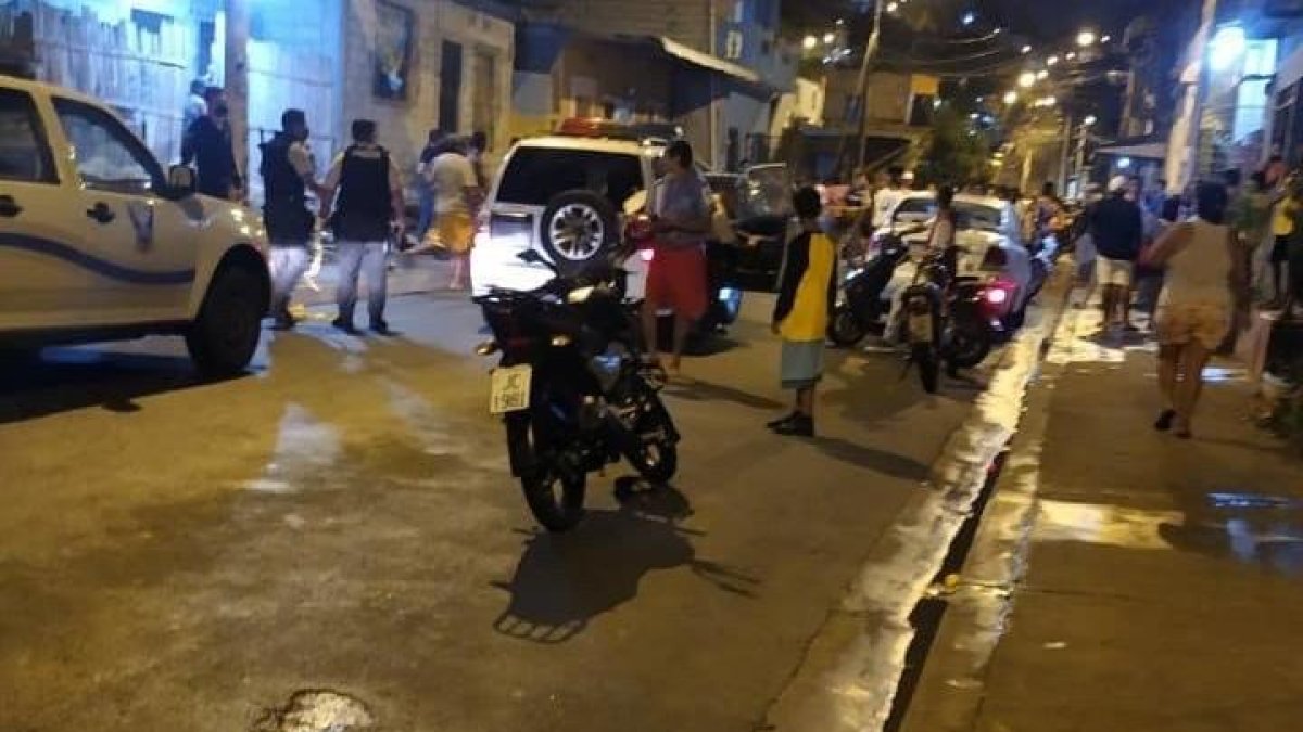 Policía Nacional llegó hasta el bloque 10 de Bastión Popular para acordonar la zona y proteger la escena. 