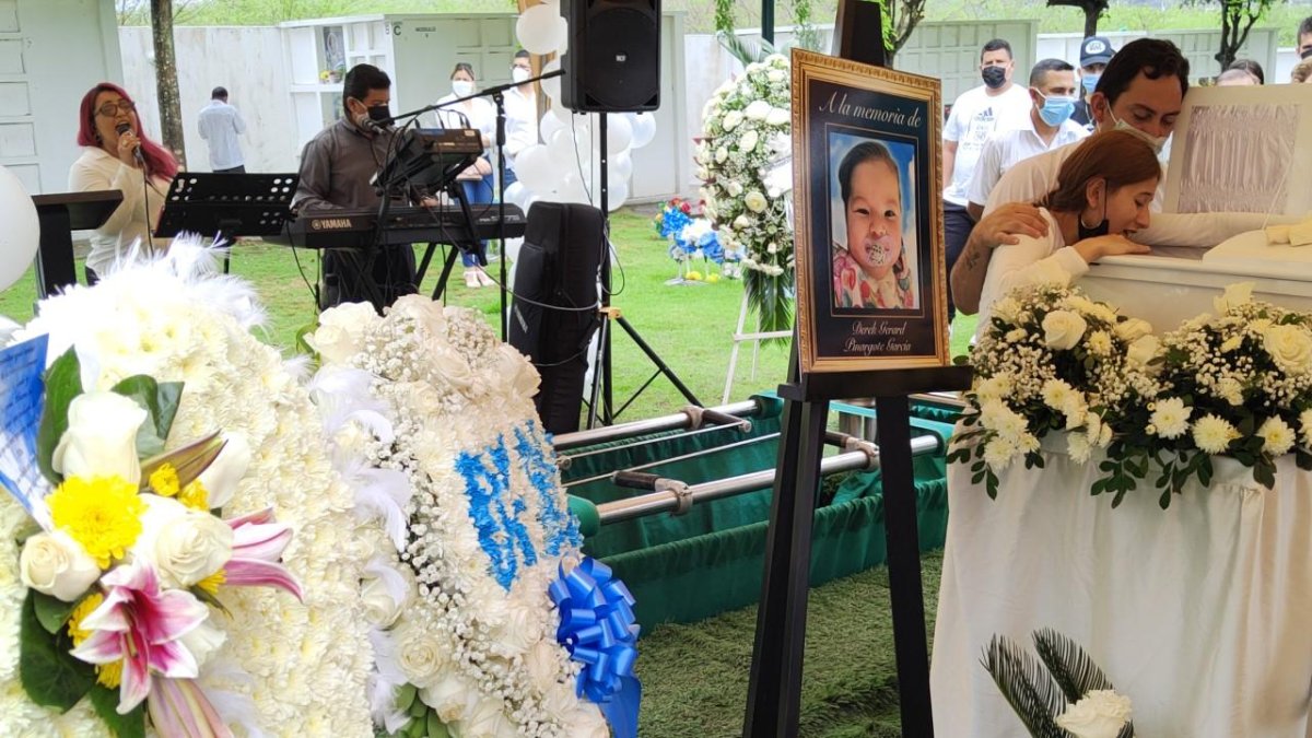 Los padres del menor lloran ante su féretro, minutos antes de la inhumación.