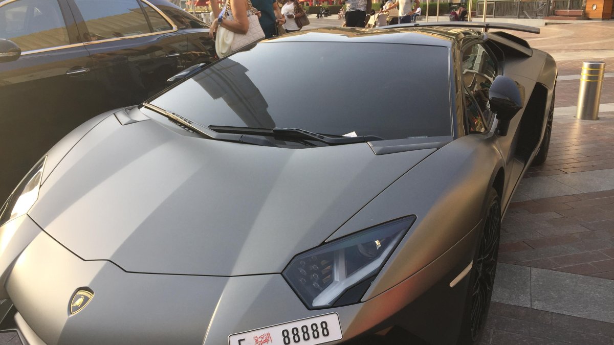 Los Lamborginhi, algo muy común que se encuentra. Esta combinación de placas con puros 8 le costó al dueño cerca de un millón y medio de dólares.