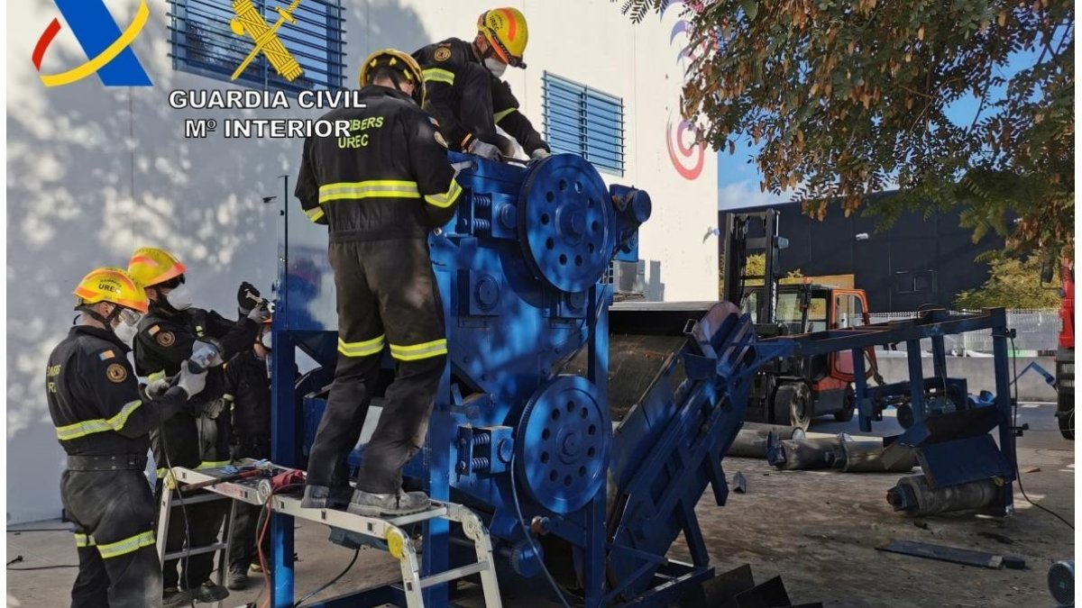 El Servicio de Vigilancia Aduanera de la Agencia Tributaria y la Guardia Civil en la que se han aprehendido 464 kilos de cocaína que se encontraban ocultos en el interior de una máquina trituradora de 11 toneladas que llegó al puerto de Valencia  