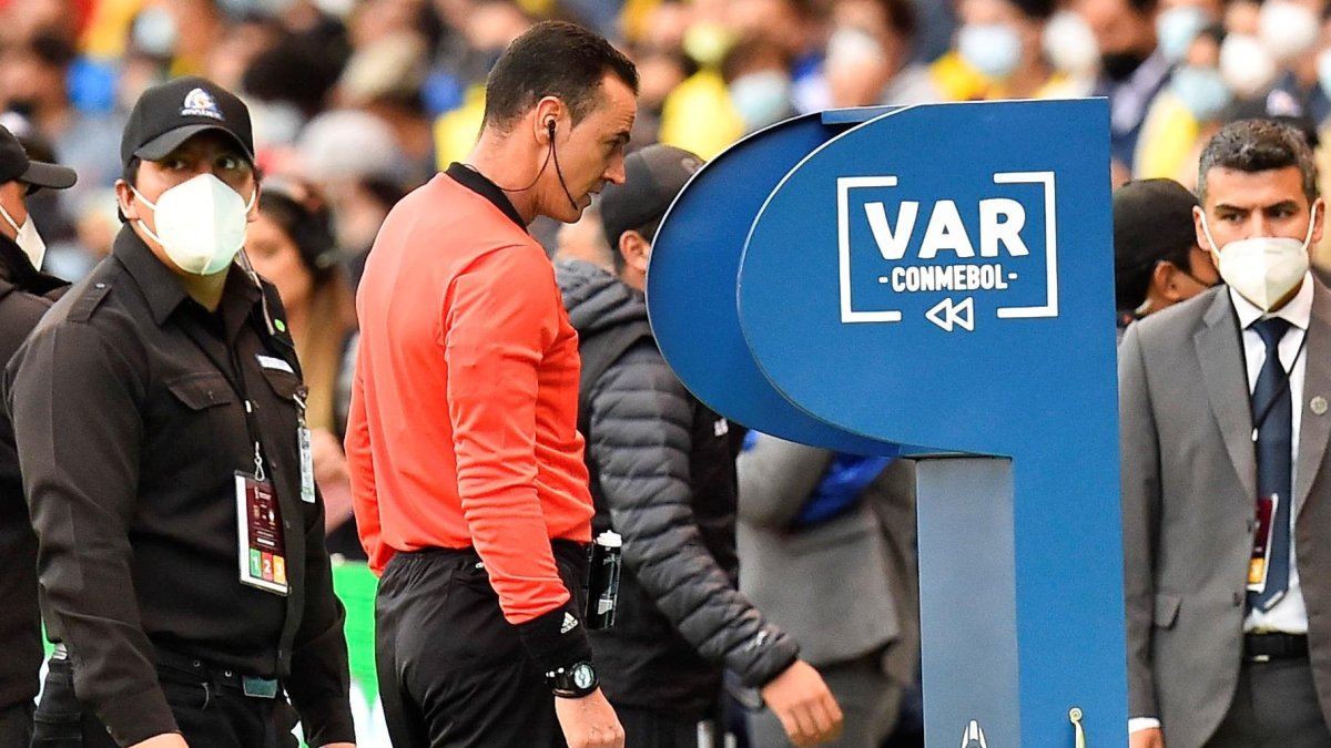 El árbitro colombiano Wilmar Roldán revisa el VAR.