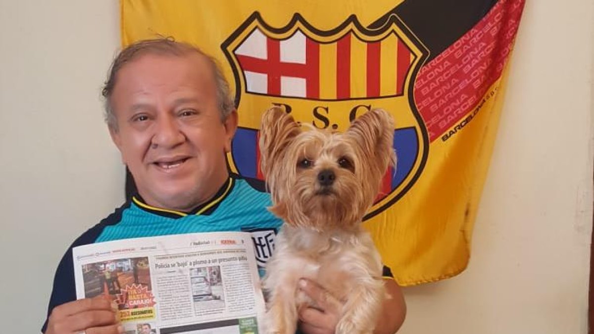 Lo primero que revisa cuando tiene un EXTRA en sus manos son las páginas 2-3. Está deseoso de más premios.